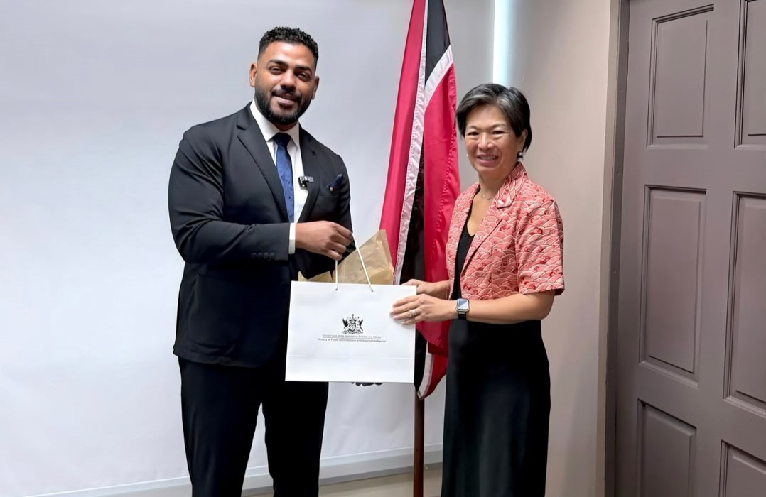 Minister Smith Meets with Singapore Ambassador