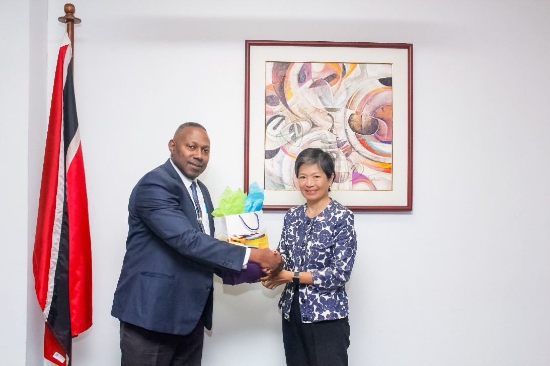 Mr. Claudelle Mc Kellar, Permanent Secretary of the Ministry of Public Administration presents a token to Her Excellency Karen Tan, Ambassador and Plenipotentiary Representative of the Republic of Singapore to the Caribbean Community (CARICOM)